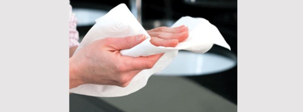 Hände waschen und mit Papierhandtüchern trocknen