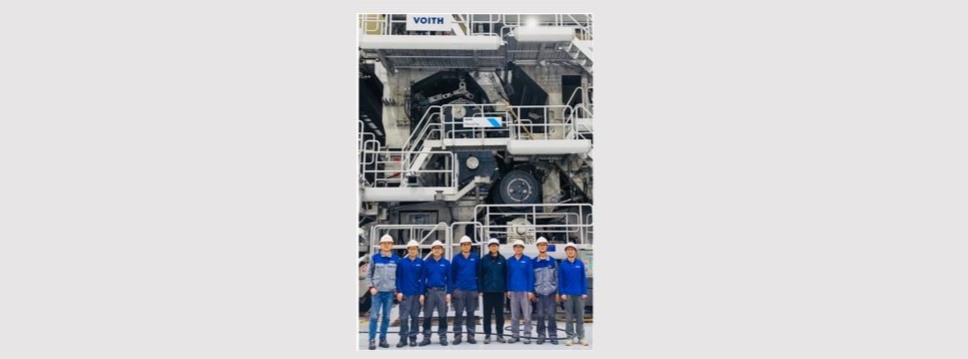 Das Voith-Team vor der neuen DuoCentri NipcoFlex-Presse mit Center Belt