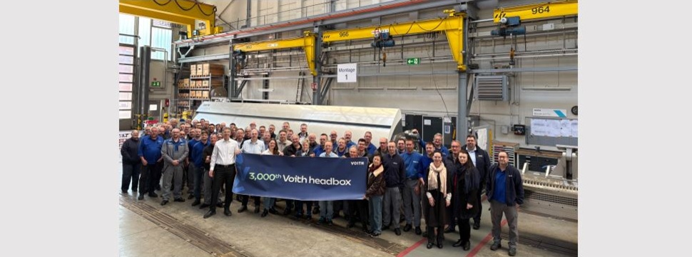 Voith employees in front of the 3,000th Voith headbox