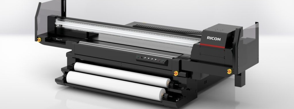Der RICOH Pro™ TF6251 UV-Flachbettdrucker plus Rolle zu Rolle wird auf der FESPA zum ersten Mal in Europa gezeigt.