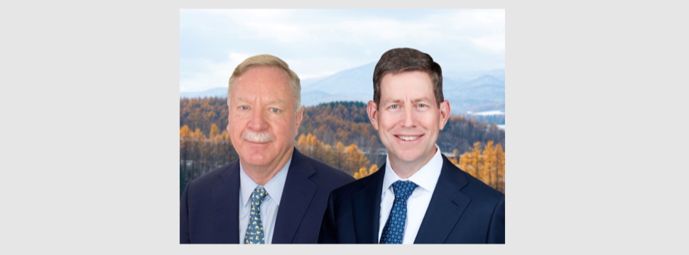 John Williams (links), Präsident und CEO von Domtar, und Steve Henry, Executive Vice President und Chief Operating Officer (rechts)