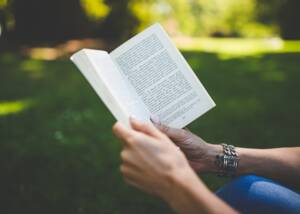 Frau liest einen Roman