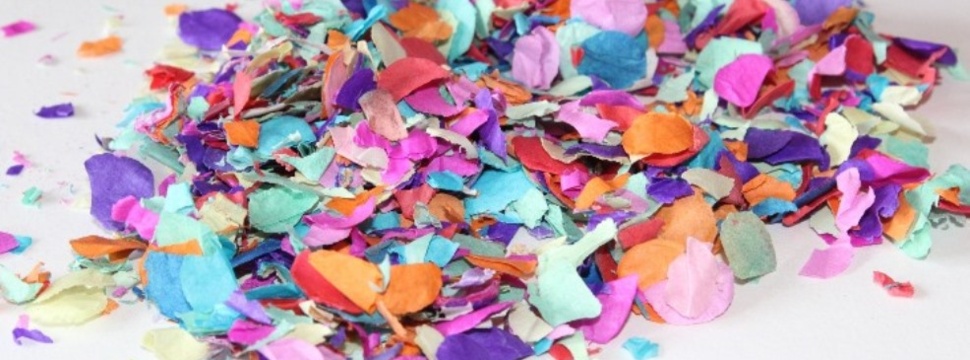 Konfetti fällt in der Papierindustrie als Abfallprodukt bei der Perforation von Endlospapier an
