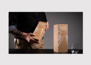 Weißer Digitaldruck auf braunem Papier unterstützt die hochwertige Präsentation von Riedel Glas