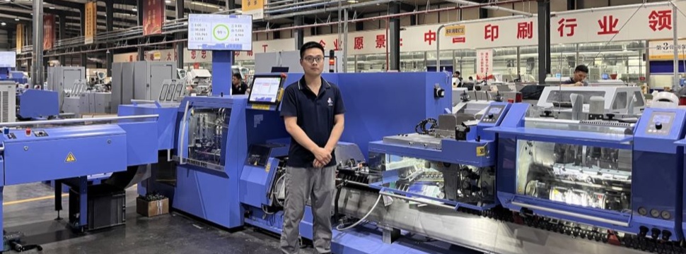 Zwei neue Sammelhefter Primera PRO produzieren bei Shengda Printing in Yongcheng, China, zur vollsten Zufriedenheit. Im Bild Maschinenführer Silong Gao. Zwei neue Sammelhefter Primera PRO produzieren bei Shengda Printing in Yongcheng, China.