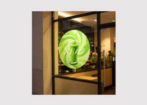 SpotOn SynTac kombiniert mühelose Anbringung mit sauberer Entfernung für Grafikanwendungen im Innenbereich und für kurzfristige Außenanwendungen.