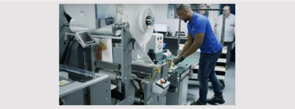 Caribbean Label Crafts hat eine All-in-One-Druckmaschine BOBST in Betrieb genommen.