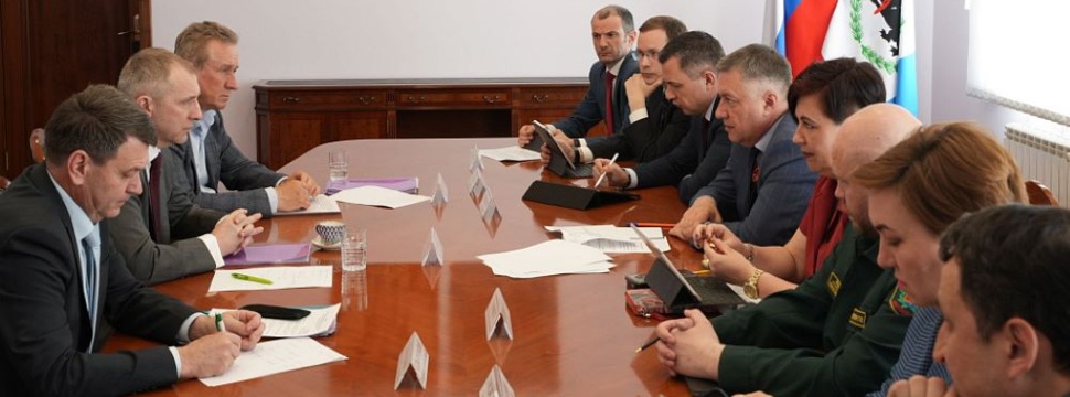 Governor Igor Kobzev and Ilim Group’s CEO Alexei Lomko Discuss Cooperation