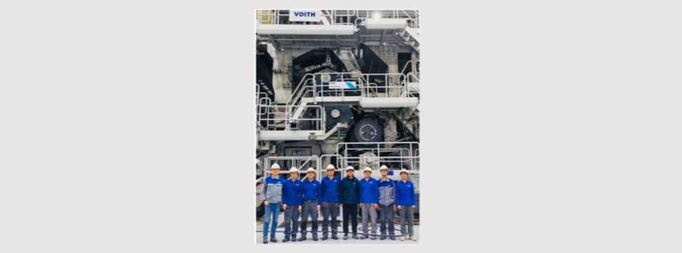 Voith team in front of the new DuoCentri NipcoFlex press with center belt