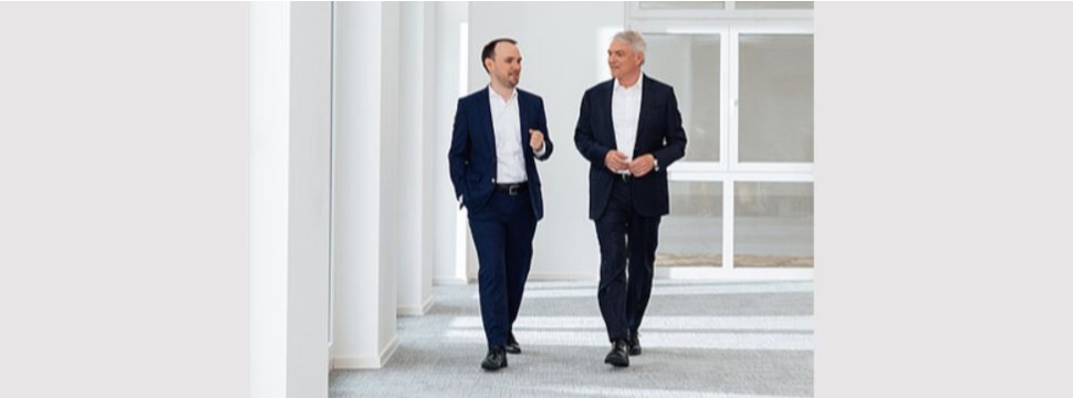 Maximilian Heindl (links) übernimmt ab 01. Juli 2021 den stellvertretenden Vorstandsvorsitz von Progroup. Damit geht das Familienunternehmen den nächsten Schritt in der sorgfältig geplanten Übergabe vom Gründer Jürgen Heindl an seinen Sohn und Nachfolger.
