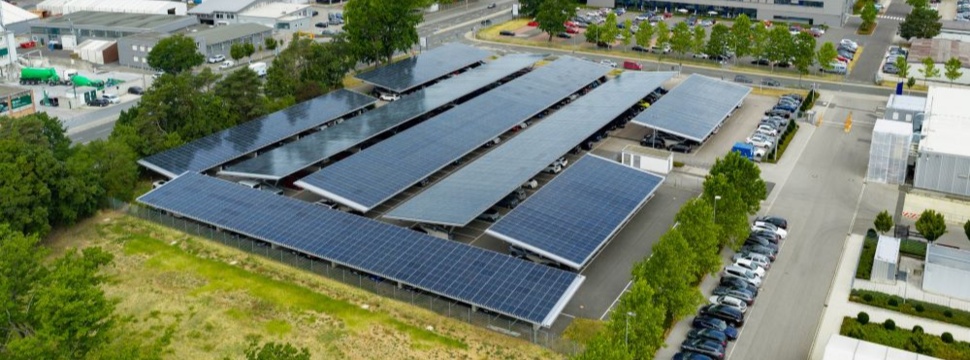 Am 1. September 2025 eröffnete LEONHARD KURZ am Standort Fürth seinen ersten Solarcarport.