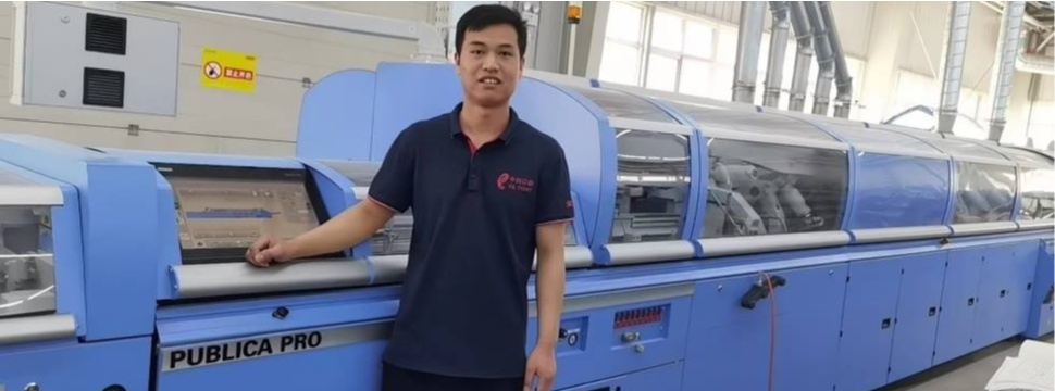 Maschinenführer Yidong Xin vor dem neuen Klebebinder Publica PRO12 bei Zhongke Printing.