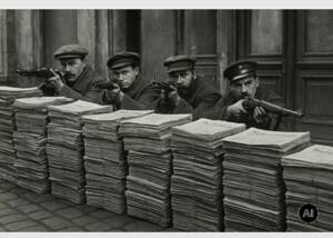 Bewaffnete Spartakisten hinter Zeitungsstapeln