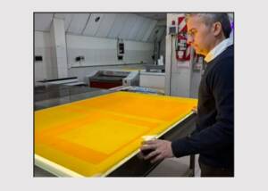 Fotograbados Longo entfaltet mit der FLEXCEL NX Technologie von Miraclon den „Zauber in der Druckvorstufe“ Sebastian Longo inspiziert eine Druckplatte