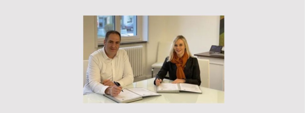 Thore Lapp, Leiter der Business Unit Green Energy & Sustainability von TÜV SÜD, und Sabrina Goebel, Geschäftsführerin der RecycleMe GmbH, bei der Unterschrift.