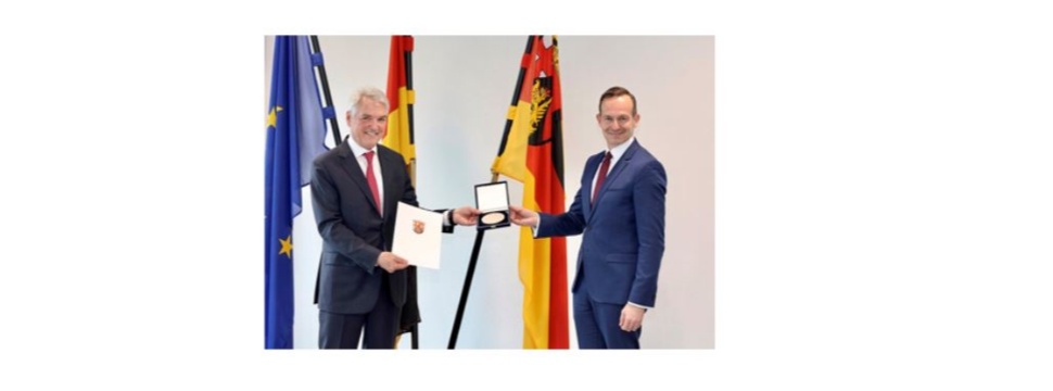 Progroup founder and Chairman of the Executive Board Jürgen Heindl is honoured with the Economic Medal of the State of Rhineland-Palatinate. The award is presented by Dr Volker Wissing, State Minister for Economics, Transport, Agriculture and Viticulture.