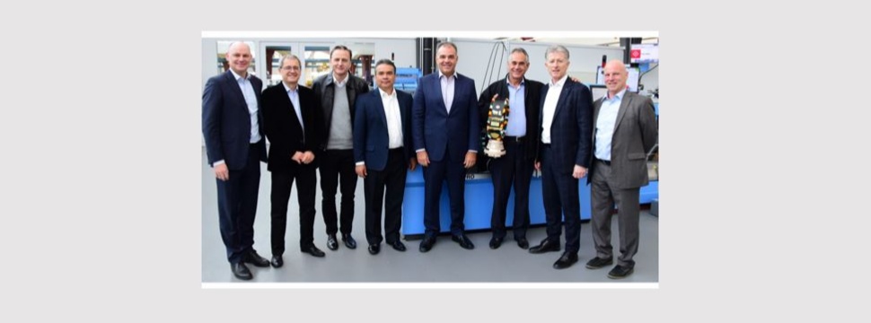 At the Print Finishing Center in Zofingen, CPB and Muller Martini sealed the sale of an Alegro perfect binder.