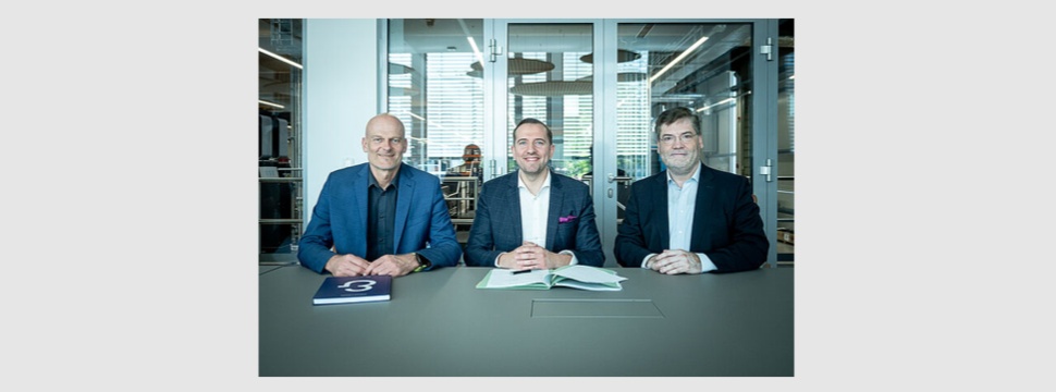 The cooperation agreement is signed at Koenig & Bauer’s CEC (left to right): Dirk Winkler, head of process technology, product management and product marketing at Koenig & Bauer, Konstantin Schmidtke, director of business development at hubergroup, and Frank Nowak, head of service at Koenig & Bauer