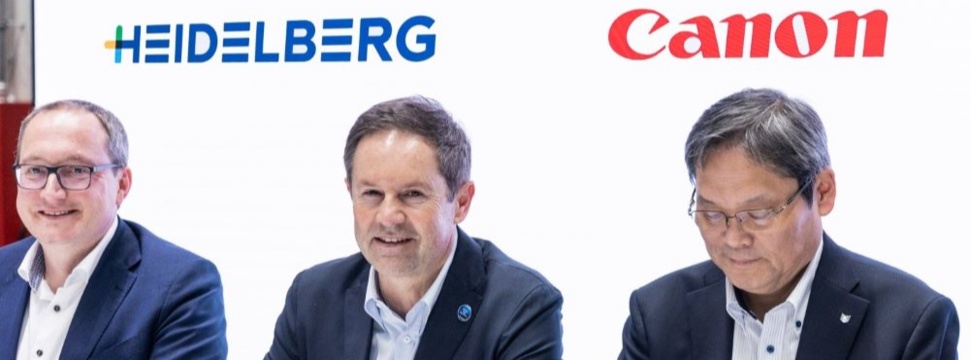 HEIDELBERG CEO Jürgen Otto (second from left), seen here at the contract signing together with HEIDELBERG CSO Dr. David Schmedding (left) and Dave Yoshida, President & CEO of Canon Production Printing (right)