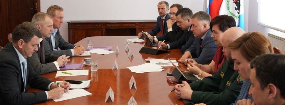 Gouverneur Igor Kobzev und Alexej Lomko, CEO der Ilim Group, besprechen Zusammenarbeit