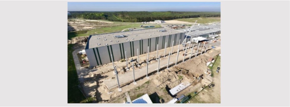 Die neue Produktionshalle von rd. 14.000 m² wird im Oktober 2021 fertig gestellt sein.