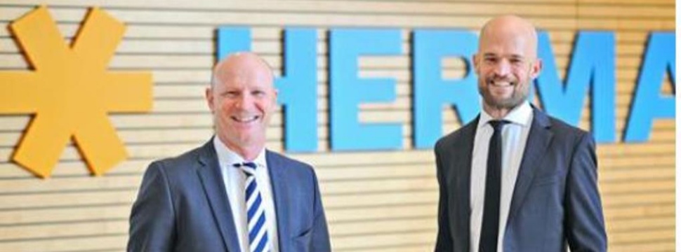 Significant sales growth despite difficult conditions – when presenting the figures for fiscal 2020, HERMA managing directors Sven Schneller (left) and Dr. Guido Spachtholz praised the company’s considerate and engaged employees for enabling it to maintain deliveries throughout the year.