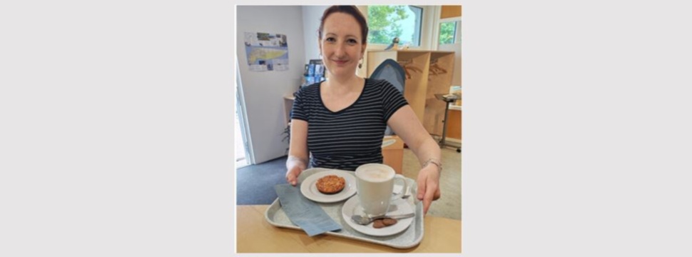 Frau mit Kaffee, Kuchen und blauem Kassenzettel