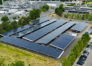 Am 1. September 2025 eröffnete LEONHARD KURZ am Standort Fürth seinen ersten Solarcarport. Am 1. September 2025 eröffnete LEONHARD KURZ am Standort Fürth seinen ersten Solarcarport.