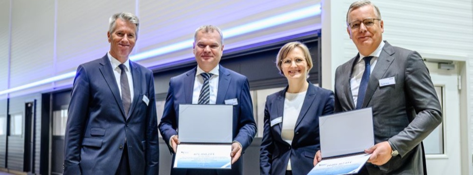 Voith Paper CEO Andreas Endters, Essity Geschäftsführer Wilfried Wemhoff, Parlamentarische Staatssekretärin des BMWK Dr. Franziska Brantner und Voith CEO Toralf Haag bei der Übergabe des Förderbescheids (v.l.n.r.)