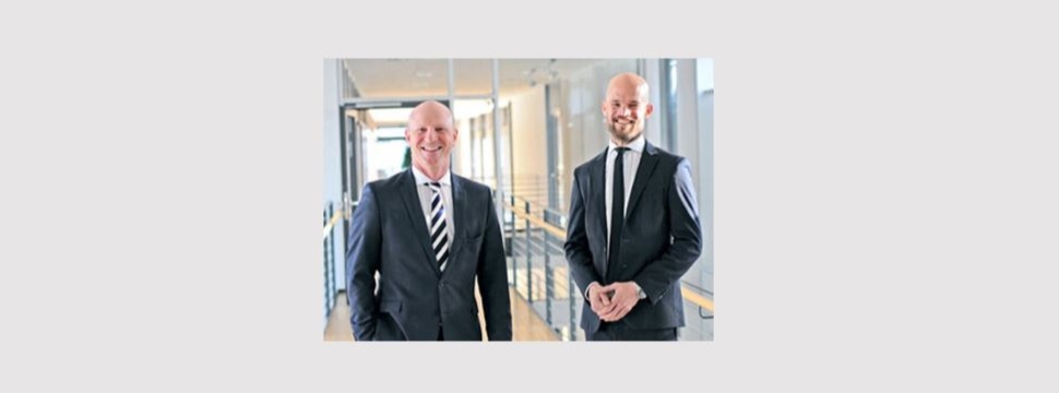 „Wir haben 2021 bewiesen, dass HERMA selbst unter widrigen Umständen seine Position im Markt behaupten und in Teilen sogar ausbauen kann. Damit ist HERMA auch für weitere Unwägbarkeiten gewappnet“: die HERMA Geschäftsführer Sven Schneller (links) und Dr. Guido Spachtholz.