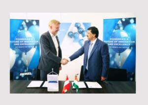 m Bild: Gerald Steiner, Senior Vice President ANDRITZ Paper & Tissue, und Dr. Sandeep Saxena, Vorsitzender und Geschäftsführer von Tamil Nadu Newsprint & Papers Ltd. Zwei Männer reichen sich die Hand.
