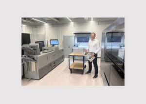 Michel Kläy, stellvertretender Geschäftsführer und Partner bei rubmedia, mit der Jetfire 50 und Versafire LV.