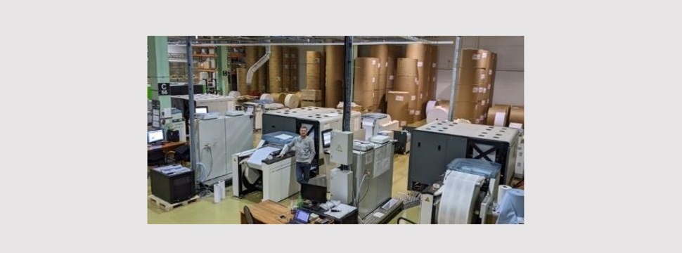 Sergey Boev, Technischer Direktor von T 8, mit den drei Ricoh Pro V20000s Hochgeschwindigkeits-Tintenstrahldruckern.
