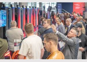 Nahezu 100 Druckfachleute, Anwender und Interessent:innen aus der D-A-CH-Region und aus angrenzenden Ländern verfolgen das Open House „Halbes Format – volle Leistung“ in Radebeul