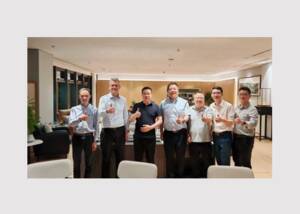In collaborative dialogue: Representatives from Wuzhou Special Paper and Voith. From left to right: Simon Lee (Senior Application Engineer Rebuild P&S China), Dieter Wenninger (President P&S Asia), Lei Zhao (Chairman Wuzhou Paper Group), Jiping Gu (Vice President P&S China), Yanchen Zhang (Vice General Manager Wuzhou Paper Group), Jason Jiang (Managing Director Rebuild P&S China), and Kevin Peng (Senior Sales Engineer Rebuild P&S China) Representatives from Wuzhou Special Paper and Voith