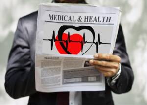 Mann liest eine Zeitung