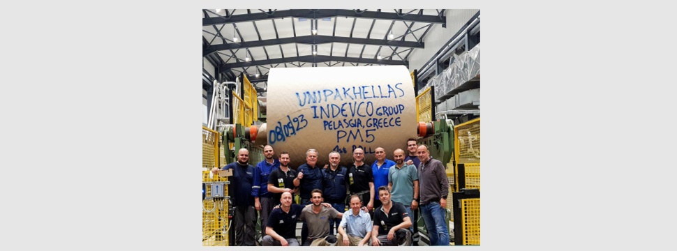 Die Teams von UNIPAKHELLAS Central und Toscotec in der UHC-Papierfabrik in Pelasgia, Griechenland.
