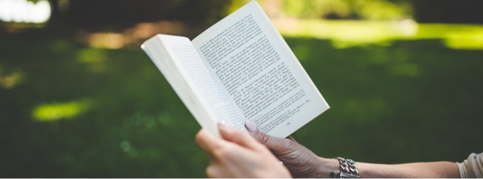 Frau liest einen Roman