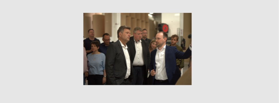 Bundeswirtschaftsminister Dr. Robert Habeck (links) mit Maximilian Heindl (rechts), stellvertretender Vorstandsvorsitzender von Progroup