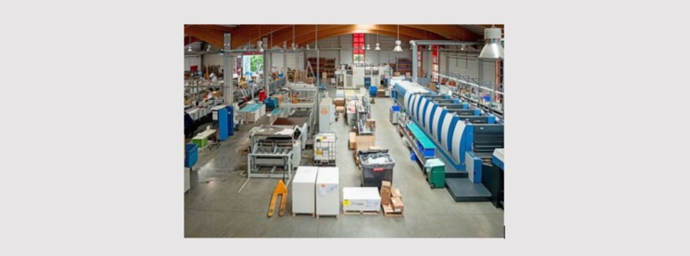 View into the bright, light-filled printshop at Wittmann Druck & Verpackung