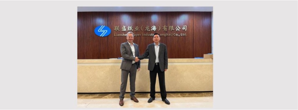Strong business partners: Thomas Schmitz, president of ANDRITZ China (left), and Chen Jiayu, Chairman and main owner of Liansheng
