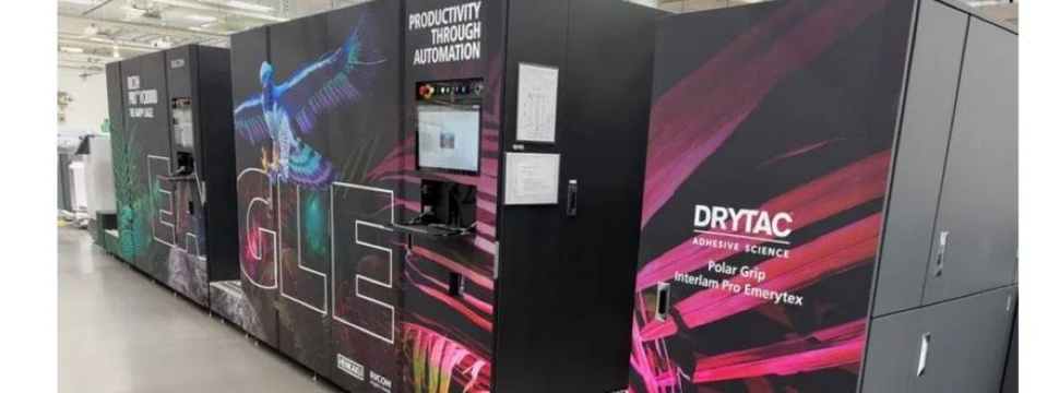 Ricoh verwendete die Folie Polar Grip und die Laminierung Interlam Emerytex Pro von Drytac, um auffällige Verkleidungen für zwei Druckmaschinen in seinem European Customer Experience Centre zu erstellen.