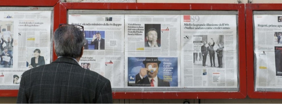 Mann liest Wandzeitung