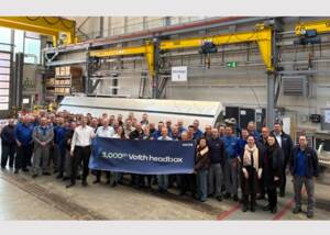 Voith employees in front of the 3,000th Voith headbox