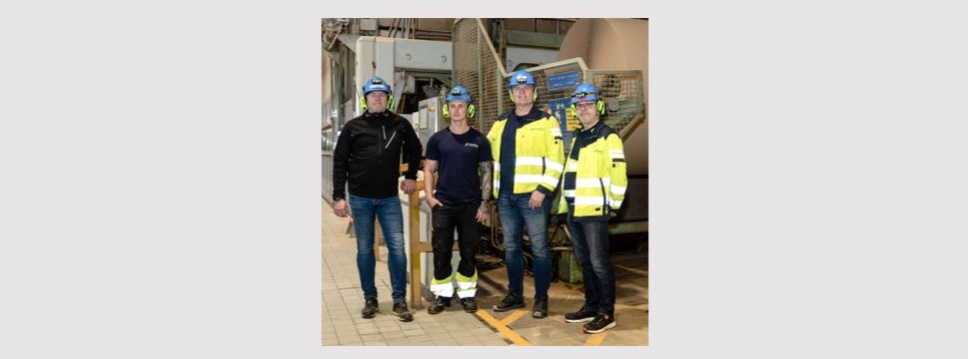 Das Team von Ranheim Paper & Board vor der umgebauten PM5 in ihrem Werk in Norwegen.