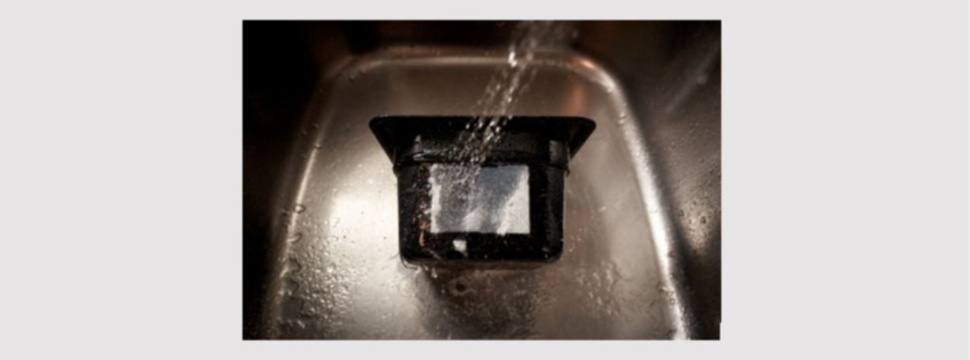 Die dispergierbare Thermodirekt-Etikettenlösung von Appvion löst sich innerhalb von Sekunden in normalem Leitungswasser oder in der Spülmaschine auf.