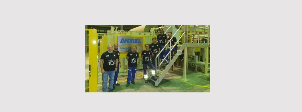 The start-up team in front of the new PrimeReel system at Knauf Petroboard’s KM2