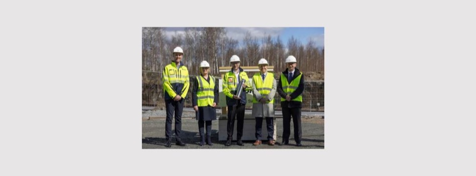 Von links: Markus Gärtner, CEO Corrugated Packaging Mondi Group; Elsi Katainen Mitglied des Europäischen Parlaments; Juha Koukka, Geschäftsführer Mondi Powerflute Oy; Jarmo Pirhonen, Bürgermeister von Kuopio; Andrew King, CEO der Mondi Group