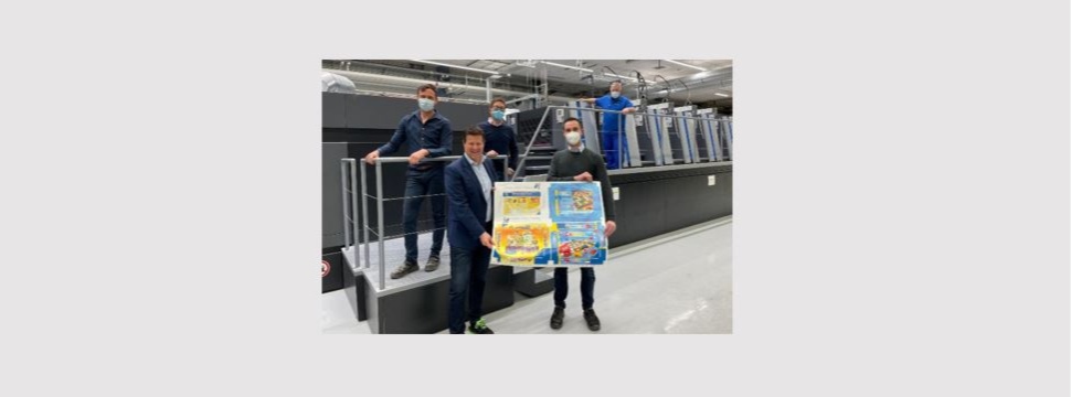 Front, from left to right: Mirco Klumpp from the Sales & Customer Service team at Heidelberger Druckmaschinen Vertrieb Deutschland GmbH (Region South) and Ravensburger’s Head of Production, Tobias Liebing. Back, from left to right: Markus Deient, Project Manager & Press Operator, Stephan Lehmann, Manager Printing, and Hans Geist, Press Operator – all from Ravensburger.