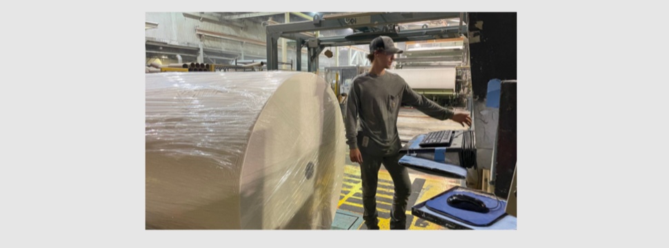 Ein Mitarbeiter von Georgia-Pacific steht vor einer neuen Anlage, die Papier für Angel Soft® und strategische Papierhandtücher der Eigenmarke herstellen wird.